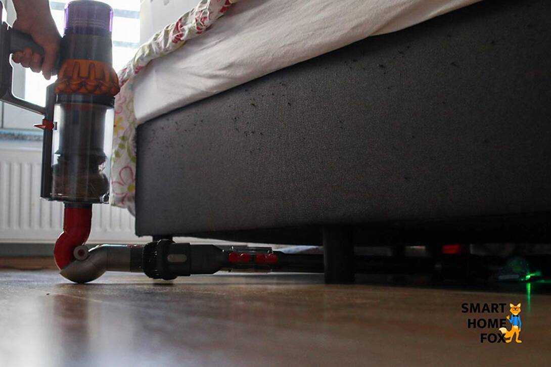 nettoyage sous les meubles dyson v15